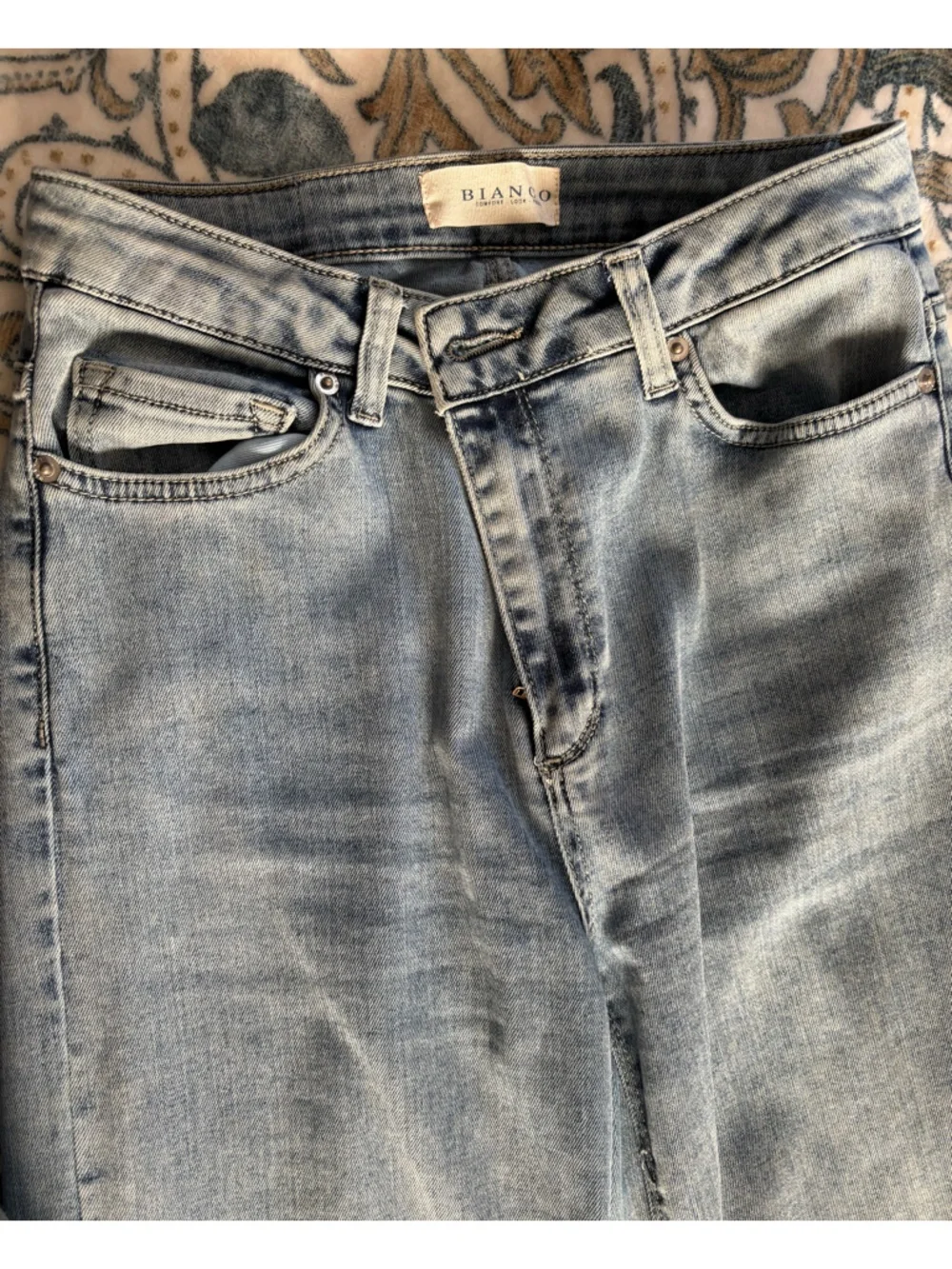 High-Rise Wide-Leg Jeans — Light Blue Wash - Picture 5 of 7